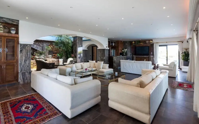 Unique Villa With Outdoor hot tub