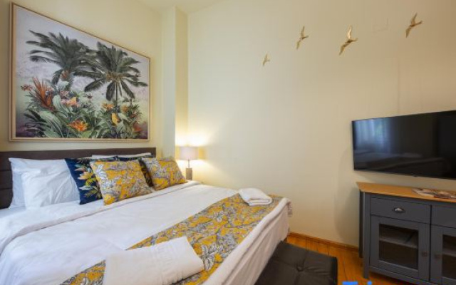 Rainforest Studio Downtown by Pretty Apartments