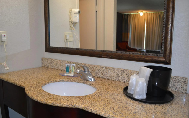 Econo Lodge & Suites