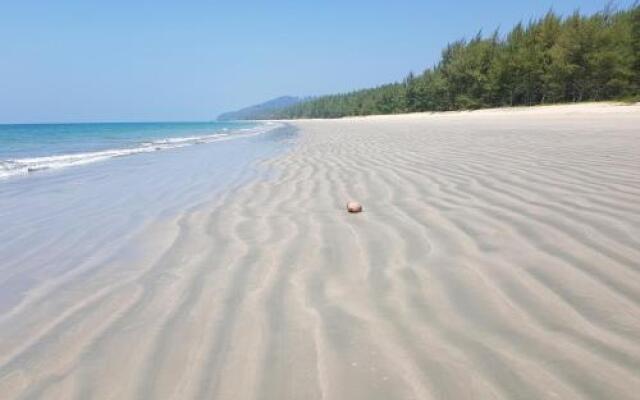 Tawan Bar and Bungalow