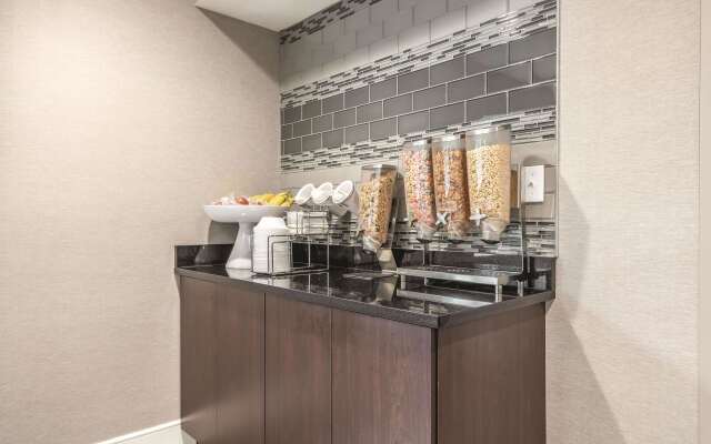 La Quinta Inn & Suites by Wyndham Hartford - Bradley Airport