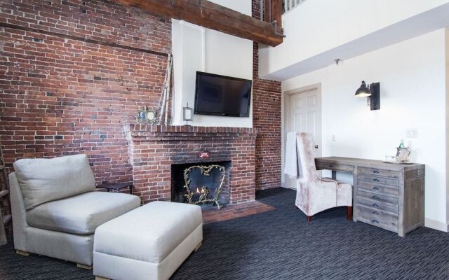 Garrison Inn Boutique Hotel