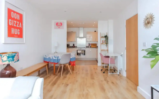 Fantastic 1 Bedroom Apartment in East London With Balcony