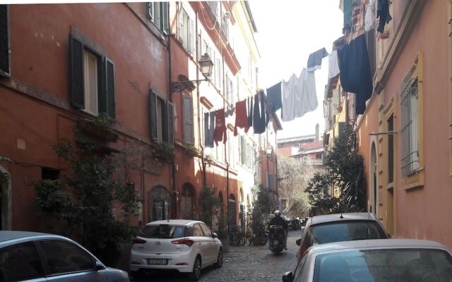 Anastasia Hidden Balcony - An hidden balcony inside Trastevere