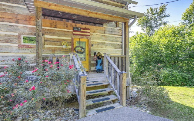 Secluded Gatlinburg Cabin Rental w/ Hot Tub!