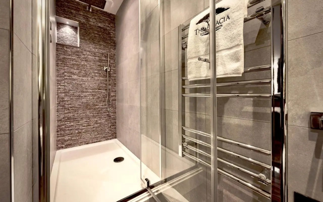 The Acacia, Luxury with Private Balcony + Parking