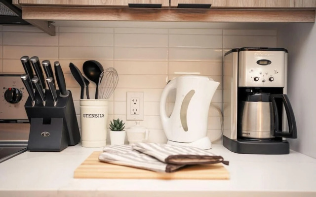 Stylish Modern Condo w Parking Location Coffee