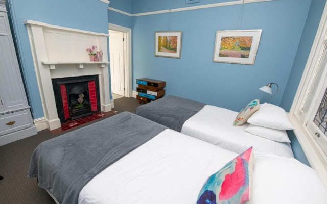 Blue Door Apartments Heritage Charm in CBD – Guest Rooms – Orange