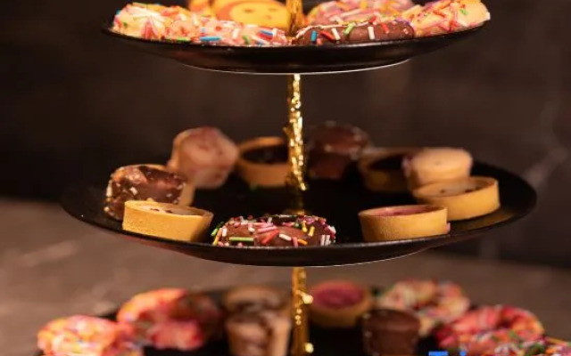 Rour Seasons Red Maple Hotel