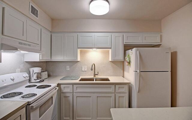 Cozy Isle 2 Bedroom Condo by RedAwning