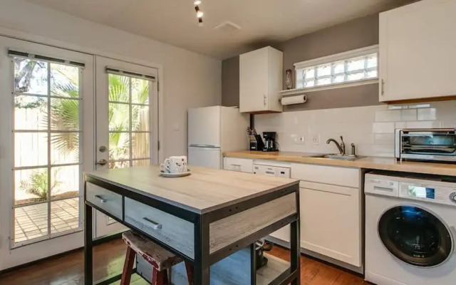 Charming Mid Town Guest House W/private Patio!