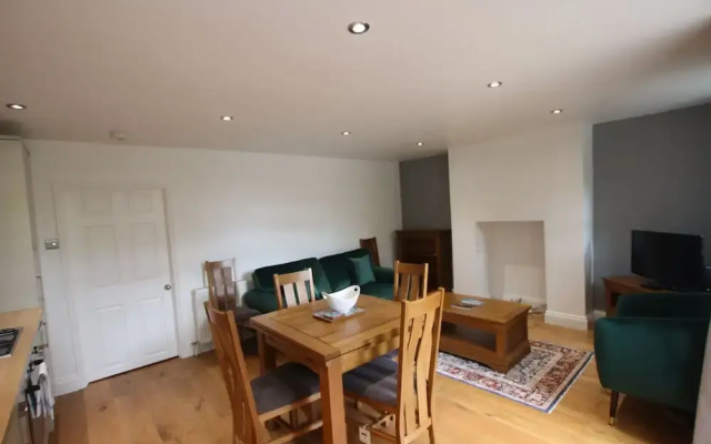 Charming Flat With Private Patio in Clifton