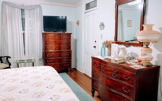 Colonial Beach Plaza Bed & Breakfast