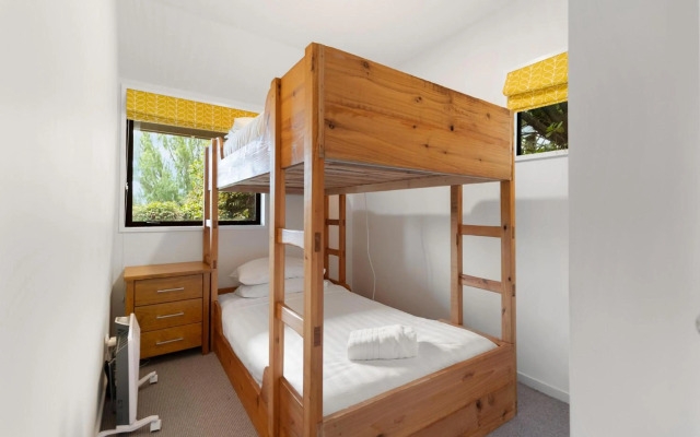 Lodges 6 - Lake views and close to town