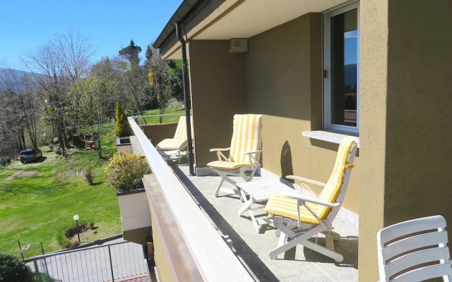 Selva 1 Lake View Apartment in Ghiffa With Pool