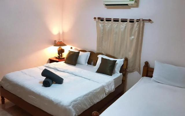 Jungle Hut Bungalows & Hotel