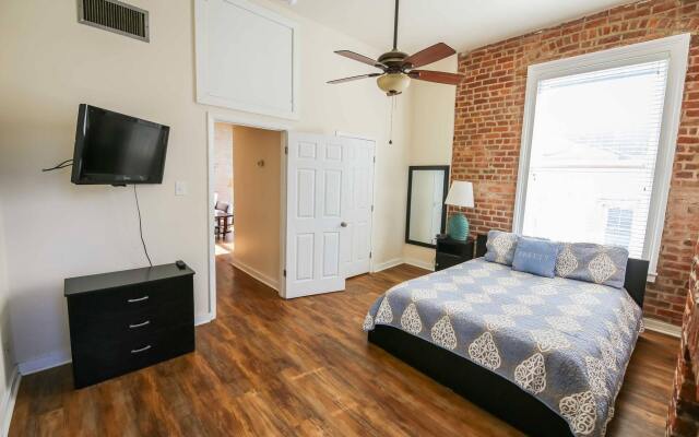 Hosteeva Iberville Street Suites