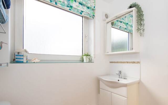 Sunny Modern Nr Beach Village w Parking