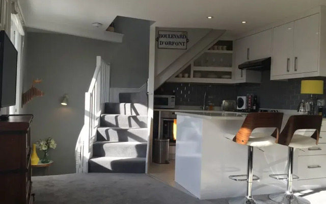 Stylish and Chic Regents Park Two bed