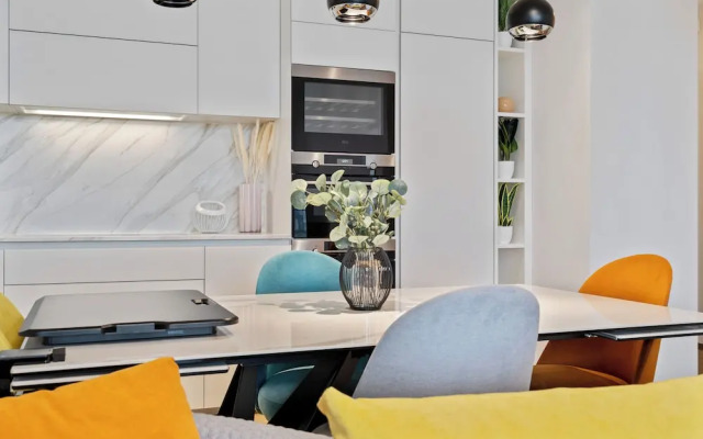 Stylish Luxurious Apt w Pool & Gym ID214