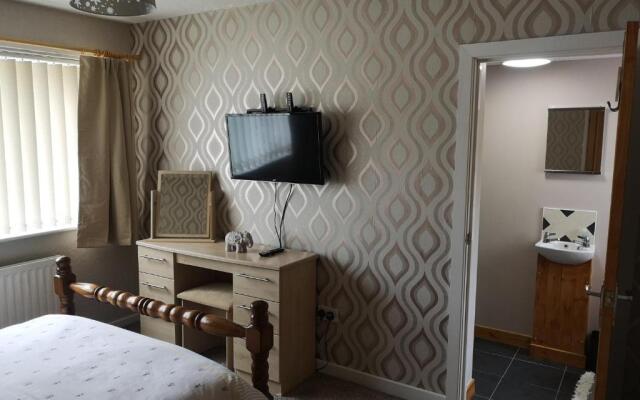 En-suite Bedroom in a quiet bungalow