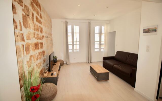 Centre historique, Place Crillon