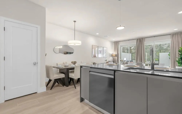 Upstay - Modern Family Townhouse w Private Pool