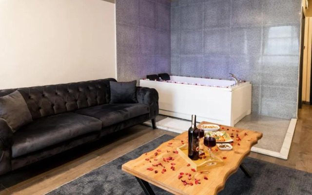 Arena Luxury Hotel Suites