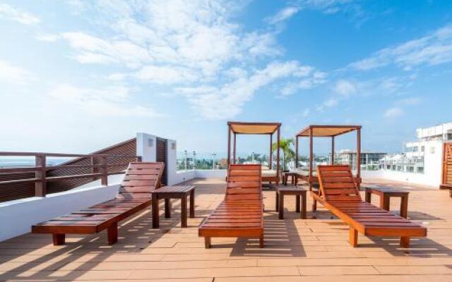Beachside Retreat - Mujeres Bailando