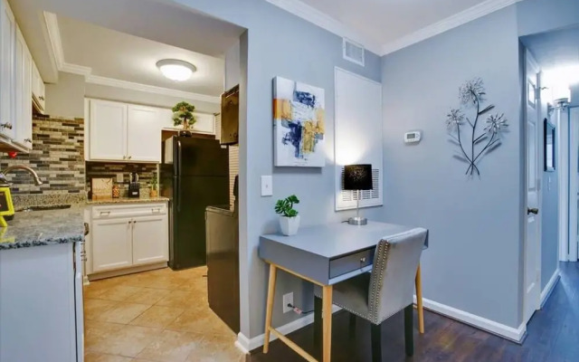 Creative & Cool 2br/2ba West Apt Home