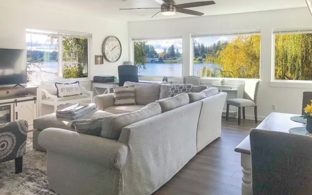 'lakehouse Living' Waterfront Retreat Near Tacoma