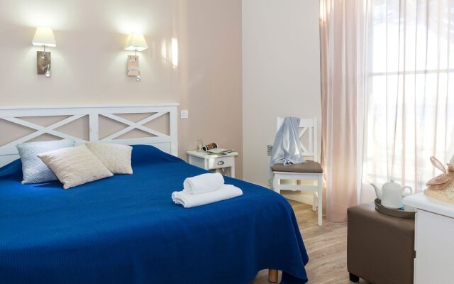 Comfortable apartment with a balcony near the beach