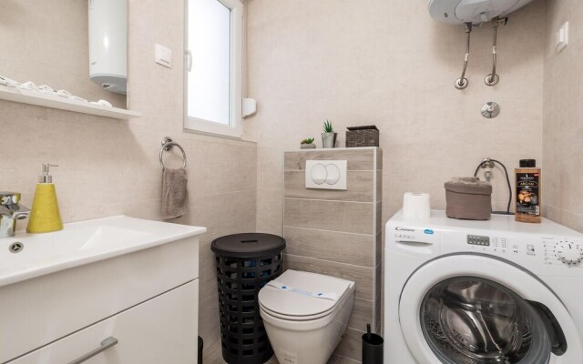 Beautiful Apartment in Novalja With Wifi and 2 Bedrooms