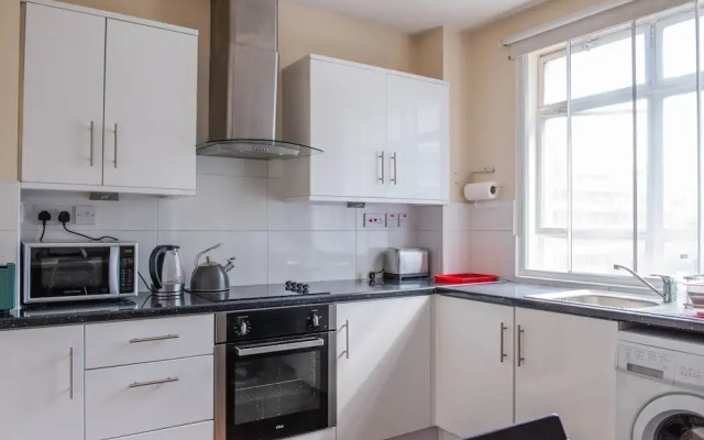 Bright Spacious Studio in Fantastic Location