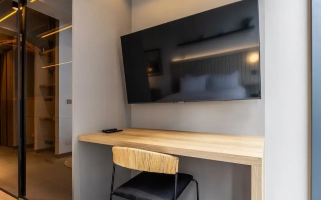 w Modern Loft in Unique Building