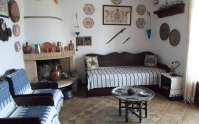 LALAROUS Studios & Apartments