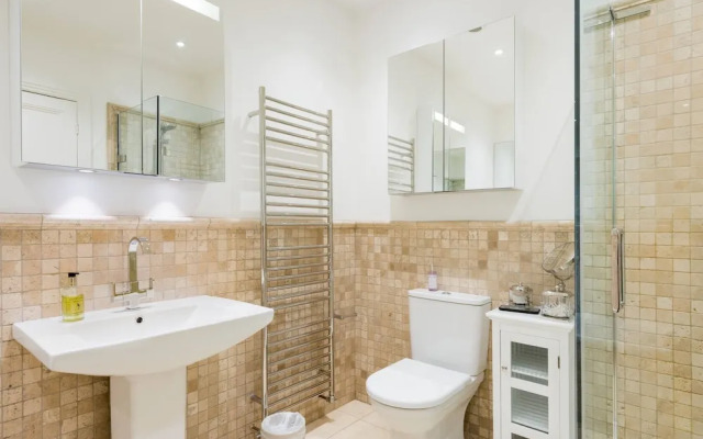 Grand Victorian Apartment in Sought-after Clifton