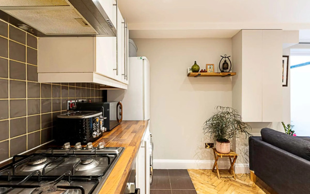 Cosy Garden Flat in Prestigious Residential Area