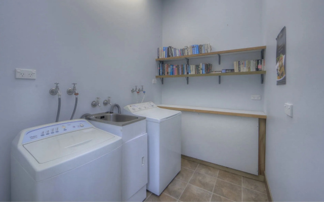Daydreamer Apartments – Guest Rooms – Burnt Pine