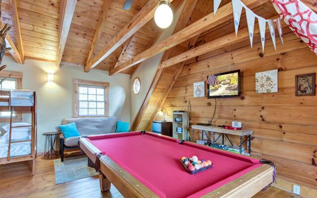Black Bear Hideaway 3 Bedroom Home with Hot Tub