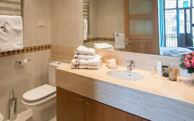 Elegant 3-bedroom Apartment in the Heart of BCN