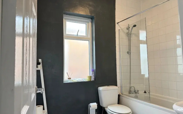 Manchester - House - Sleeps 6 - Parking - Garden
