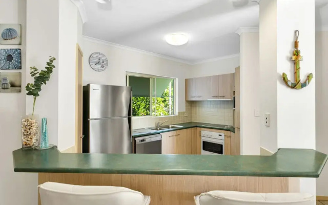 Beachfront Bliss 3-bedroom Apartment with Sea View 4