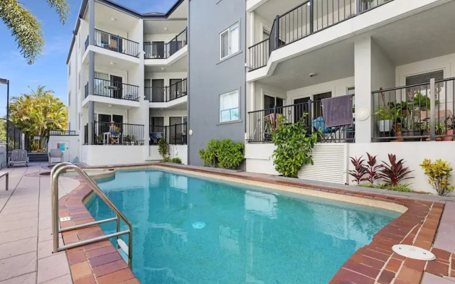 2-bed Escape With Pool, Steps From Torquay Beach