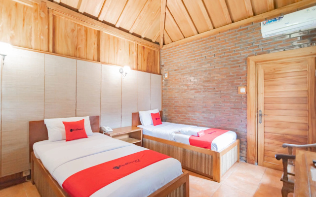 RedDoorz Premium @ Joglo Garut Cottage Syariah – Guest Rooms – Garut