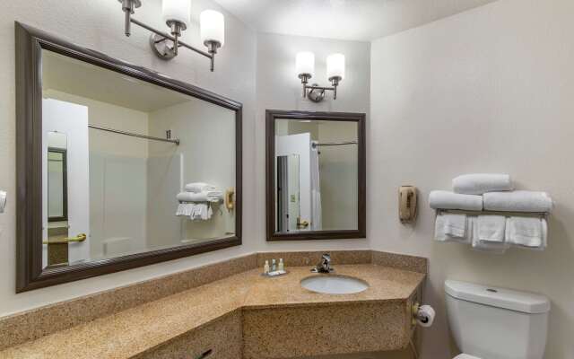 Quality Inn Fayetteville near Historic Downtown Square