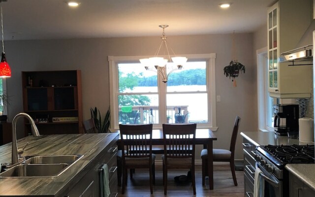 TO Stays - Waterfront Lake House Retreat