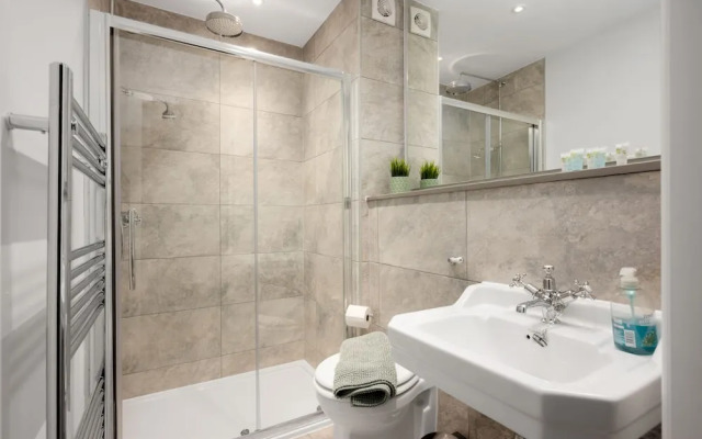 314 Reid's Corner - by Stay Dunfermline