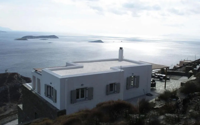 Comfortable Villa Near Sea in Andros