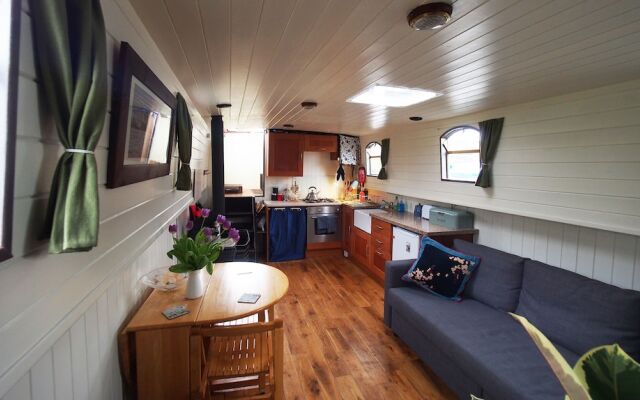 Roisin Dubh Houseboat